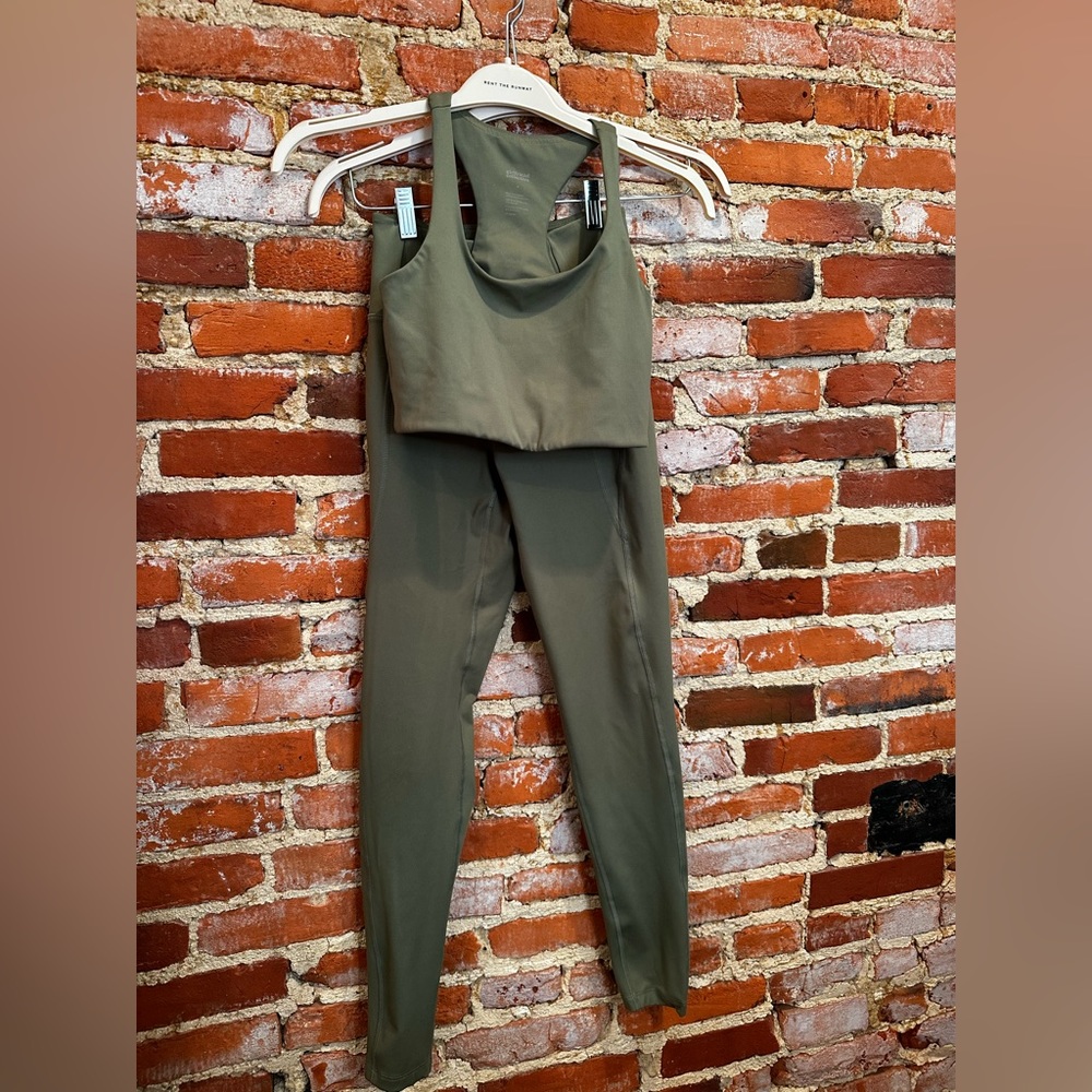 Girlfriend-Collective. Color Green.  Size S.